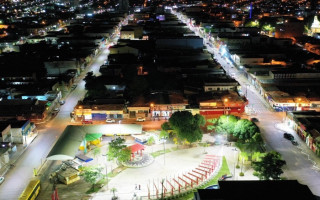 As luminárias brancas estão substituindo as amarelas também nas praças.