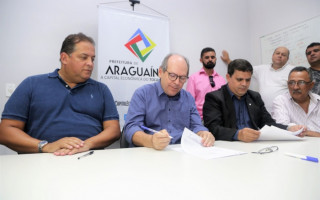 Prefeito Ronaldo Dimas durante assinatura do contrato 