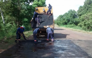 Foram feitos serviços de tapa-buraco, roçagem e limpeza do sistema de drenagem pluvial da rodovia.