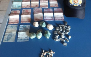 Papelotes de drogas e dinheiro apreendidos com o suspeito. 