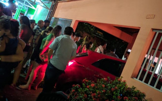 Mulher perdeu controle do carro e acabou invadindo bar.