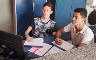 Alunos Pedro Arnaldo e Hallan Wagner estudaram juntos e conseguiram ótimos resultados.