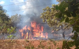 Incêndio destrói casa na divisa dos setores Araguaína Sul e Cimba.