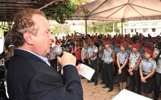 Houve aumento no número de colégios militares e ampliação do ensino de tempo integral.