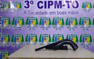 Arma de fabricação caseira foi encontrada dentro do veículo.