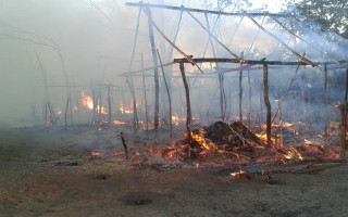 Fogo destrói 50 barracos no acampamento Padre Josimo