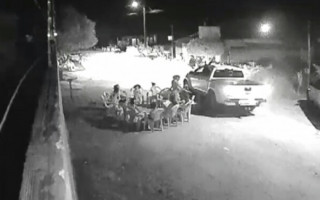 Criança caiu da cadeira e foi atropelada pela caminhonete. 