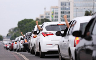 Motoristas de aplicativo poderão receber isenções tributárias de IPI e IOF.