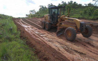Os serviços de patrolamento, cascalhamento e obras de drenagem.