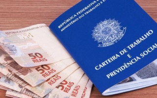 Empregadores têm até o dia 30 de novembro para pagar a primeira parcela do 13º salário.