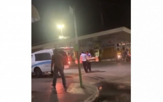 Caixão cai de carro funerário em frente ao Terminal Bandeiras, em Araguaína. 
