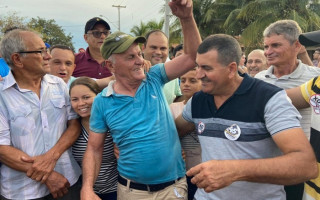 Diceu Bolina (de azul) é o novo prefeito de Pugmil 