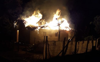 Casa foi incendiada pelo sobrinho da vítima.