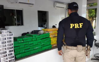 PRF apreendeu cerca de 98 kg de maconha e 24 pacotes de cigarro contrabandeado.