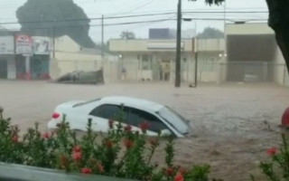 Chuva causa alagamento em ruas de Guaraí. 
