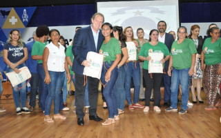 Evento contou a presença de alunas do projeto, do governador, do vice-governador, secretários e autoridades.