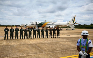 Cada avião sai do Brasil com 18 tripulantes.