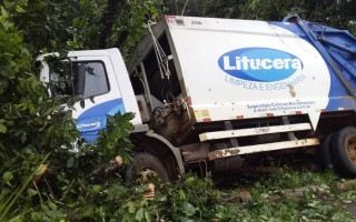 Caminhão saiu da pista na BR 153, próximo ao posto da Polícia Rodoviária Federal em Araguaína.
