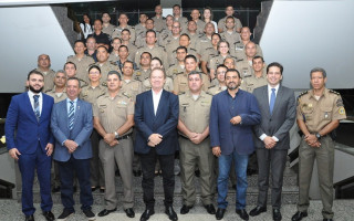Carlesse recebe a cúpula da Polícia Militar para uma reunião na Sala de Reuniões do Palácio Araguaia.