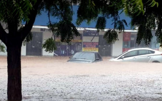 Evite contato com água suja de enchentes e alagamentos.