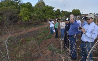 Dimas mostra aos técnicos estrangeiros um dos pontos onde será implantada uma bacia de detenção no setor Vila Goiás.