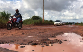 Continuação da Via Lago que dá acesso aos setores Parque do Lago, Lago Azul I, II, III e IV