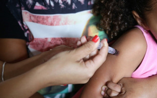 Público-alvo da vacinação contra Sarampo são jovens de 5 aos 19 anos.