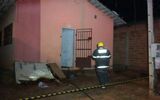 Bombeiros combateram o incêndio.