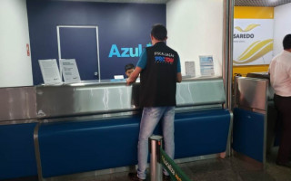 Empresa aérea Azul é autuada pelo Procon por falta de informações sobre cancelamento de vôo.