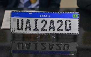 A nova placa continuará com os sete dígitos para identificação, porém com quatro letras e três algarismos