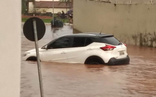 Fortes chuvas alagaram ruas em Araguaína.