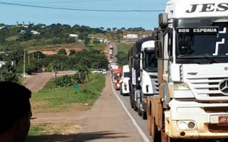 Caminhoneiros aguardam redução do ICMS dos combustíveis.