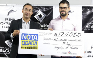 O estagiário jurídico Fred Martins da Silva (à direita) foi o primeiro sorteado do Programa Nota Cidadã em novembro de 2019.
