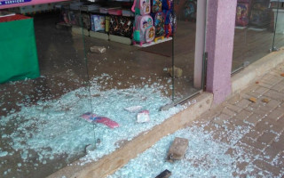 Porta de blindex quebrada por criminosos na região da Feirinha. 