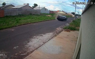 Carro foi atingido ao passar por um cruzamento e só parou quando topou em um muro. 