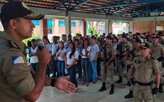 O comandante do 2º BPM falou da importância do valorizar o momento cívico na escola