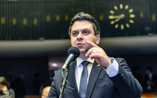 Deputado Tiago Dimas durante discurso na Câmara dos Deputados.