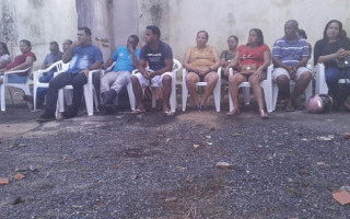 Servidores definiram paralisação em assembleia.