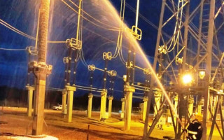 Bombeiro militar em combate às chamas na subestação de energia elétrica.