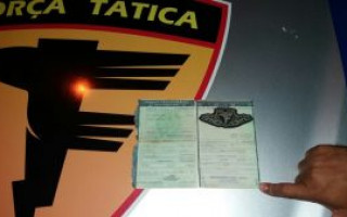 Homem conduzia veículo com documento adulterado