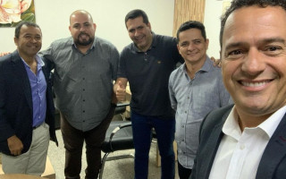 Deputados estaduais Elenil da Penha e Jorge Frederico posam para foto ao lado do vereador Marcus Marcelo.