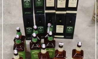 Garrafas de whisky são furtadas por funcionários de supermercado 
