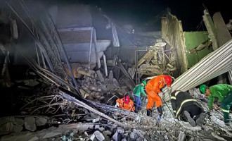 Parte da estrutura e telhado do galpão foram destruídos pela explosão