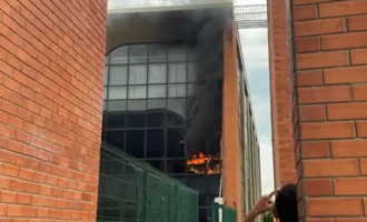 O Corpo de Bombeiros foi acionado logo após o início do fogo e conseguiu controlar as chamas.