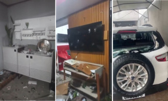 Vídeo gravado pela vítima mostra a casa completamente destruída após ataque do companheiro, que também danificou o veículo da família.