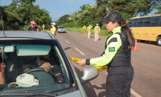Com caráter educativo, a abordagem aos motoristas tranquilos orientações sobre direção defensiva, rotas de trânsito congestionado, revisão veicular e o reforço sobre os riscos do consumo de bebida alcóolica