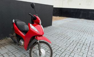 Suspeito foi preso pela Polícia Militar após ameaçar ex-companheira e roubar motocicleta.