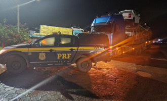 Caminhoneiro é detido pela PRF após manobras perigosas e discussão no trânsito na BR-153.