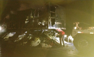 Corpo de Bombeiros combateu incêndio em carreta na BR-153, próximo a Nova Olinda, na noite de sábado