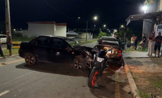 Motorista perdeu o controle e coligiu em veículos estacionados em frente uma adega. 